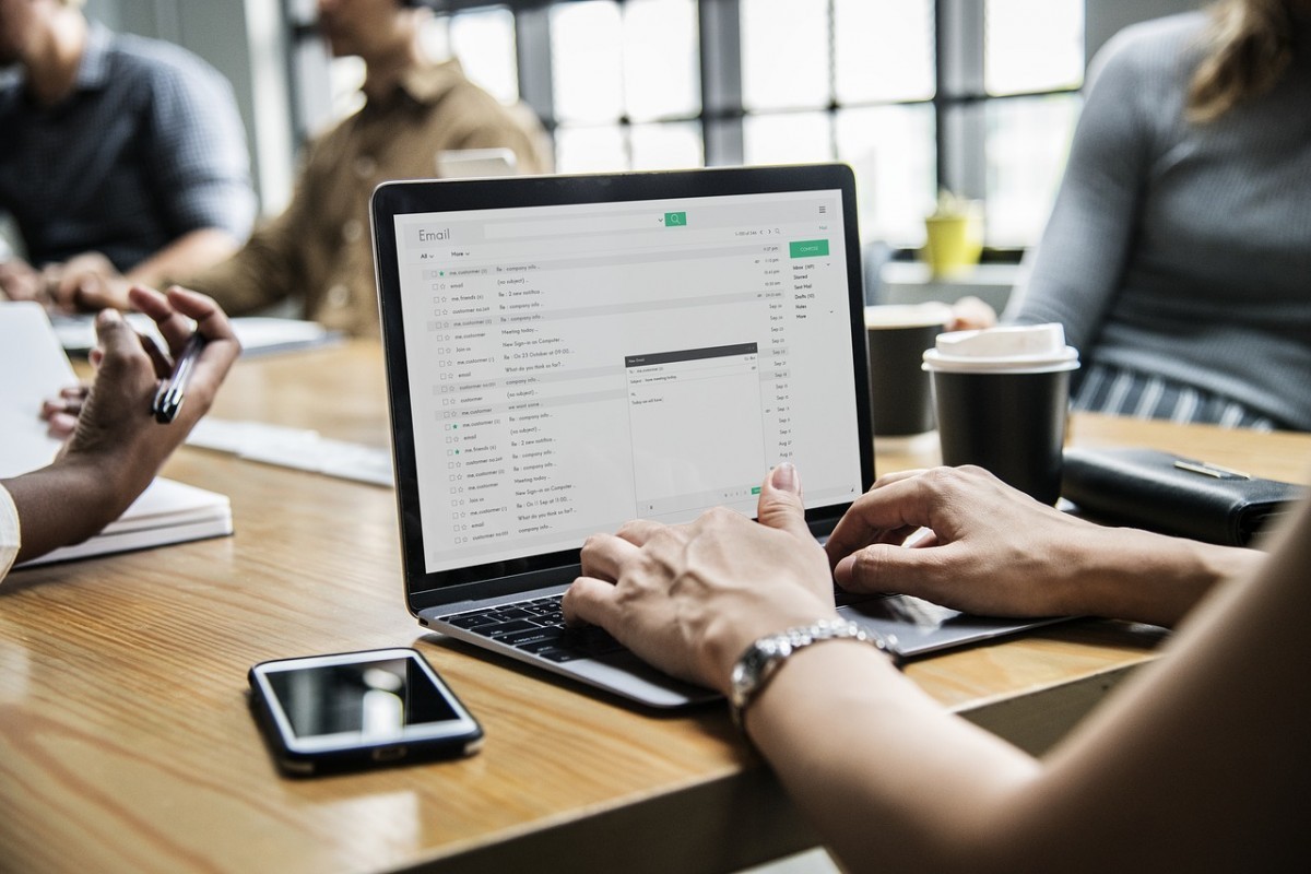 Puede un empresario libremente controlar y acceder al correo electrónico de un empleado en el trabajo?